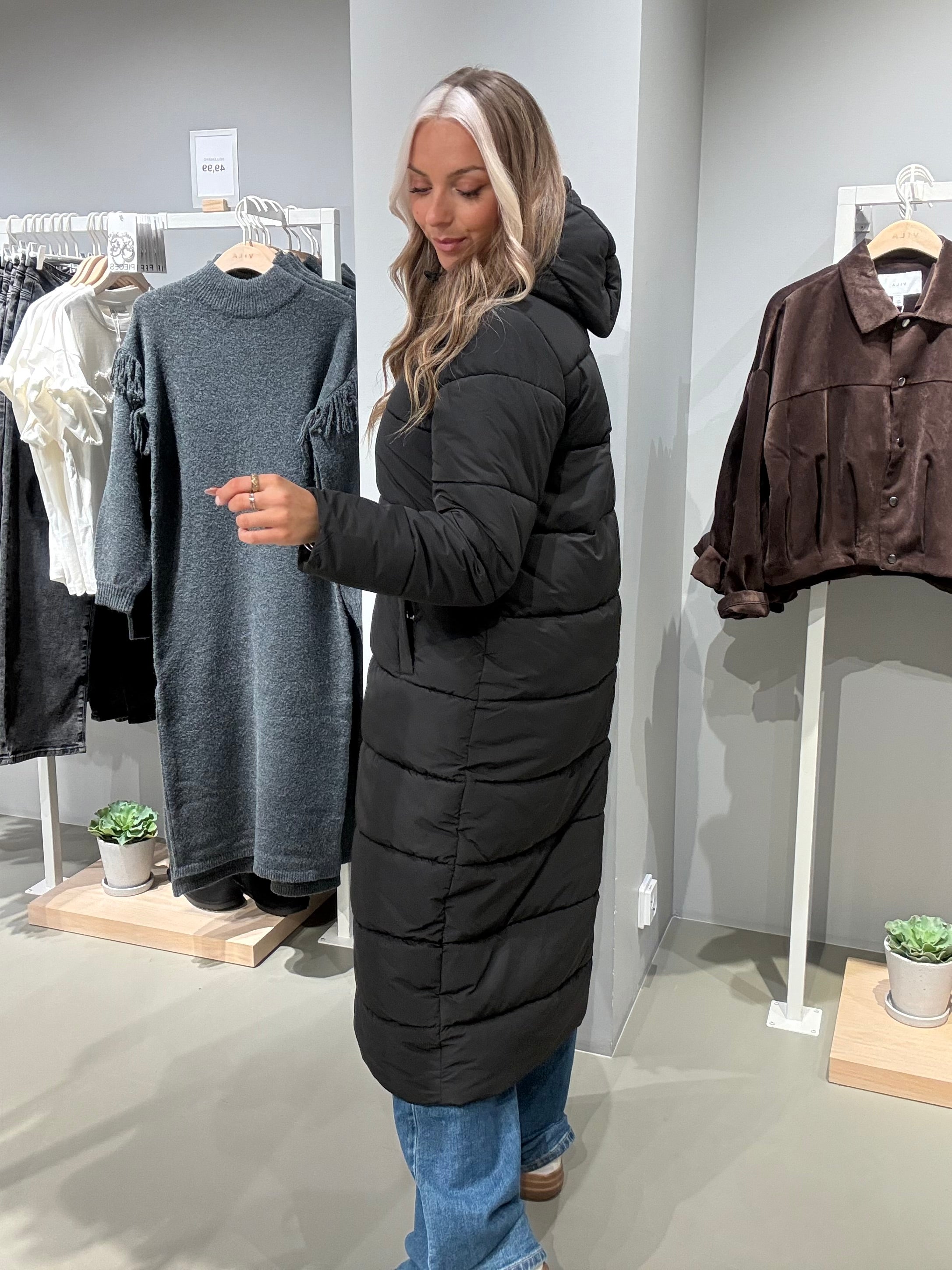 NMROSY Coat - Black